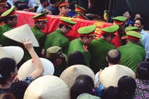 Nghẹn ngào đám tang cảnh sát trẻ bị nước cuốn trôi khi cứu người