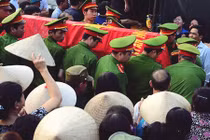 Nghẹn ngào đám tang cảnh sát trẻ bị nước cuốn trôi khi cứu người