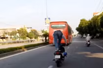 Người đứng trên yên xe máy khi chạy xe bị phạt tiền