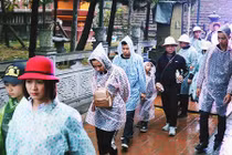 Ảnh: Du khách đội mưa, ùn ùn trẩy hội chùa Hương từ tờ mờ sáng