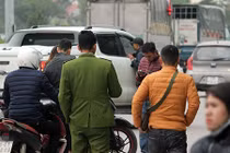 Phe vé AFF Cup 2018 ngang nhiên mua bán trước mặt cảnh sát