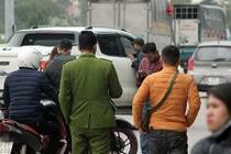 Phe vé AFF Cup 2018 ngang nhiên mua bán trước mặt cảnh sát