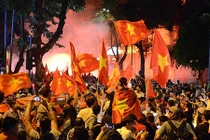 CĐV Việt Nam đổ về hồ Gươm ăn mừng chiến thắng Malaysia