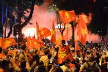 CĐV Việt Nam đổ về hồ Gươm ăn mừng chiến thắng Malaysia