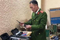 Cảnh sát “đột kích” bắt kho súng bắn điện cực lớn giữa lòng Hà Nội