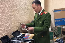 Cảnh sát “đột kích” bắt kho súng bắn điện cực lớn giữa lòng Hà Nội