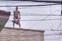 Rợn người ông bố ngáo đá ném con trai từ tầng hai xuống đất