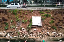 Ảnh: Đường mới sửa xong lại sạt lở đáng sợ ở Hà Nội