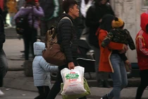 Người dân “tay xách nách mang”, ùn ùn về Thủ đô sau kỳ nghỉ Tết Dương