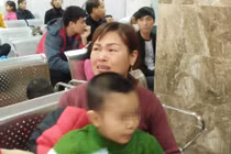 Hà Nội: Chật kín người đem con tới xét nghiệm sán lợn ở viện