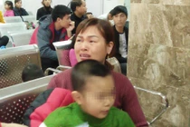 Hà Nội: Chật kín người đem con tới xét nghiệm sán lợn ở viện