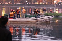 Giăng lưới, mắc điện bảo vệ thiên nga khỏi “đạo chích” ở hồ Thiền Quang