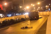 Hà Nội: Xe máy va chạm ô tô “hổ vồ”, nam thanh niên bị cán chết tại chỗ