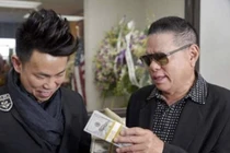 Tỷ phú Hoàng Kiều bất ngờ xuất hiện để làm điều này ở lễ viếng NS Anh Vũ