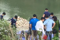 Hãi hùng phát hiện thi thể nam giới phân hủy, biến dạng bên bờ suối