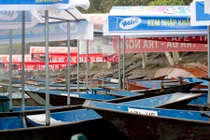 Ảnh: "Khoác áo mới" cho dàn thuyền chở khách trẩy hội chùa Hương
