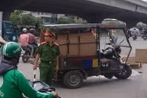 Xe ba gác lật làm một người tử vong trên đường Hà Nội