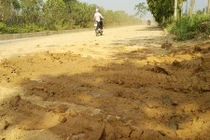 Đại lộ Thăng Long phủ đầy bùn đất, tiềm ẩn tai nạn