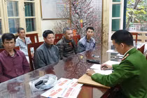 Cảnh sát tóm gọn 6 “cò mồi” chèo kéo khách đi chùa Hương