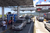 Dân ra đếm xe BOT Ninh Lộc: Có quy định nào cấm?