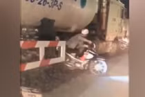 Video: Hãi hùng hàng loạt xe máy chui qua bụng xe bồn để sang đường