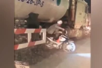 Video: Hãi hùng hàng loạt xe máy chui qua bụng xe bồn để sang đường