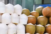 Video: Dừa trắng nõn nhờ tẩy bằng hóa chất bán đầy đường ở Sài Gòn