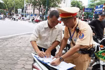 Uống hai cốc bia bị phạt 17 triệu đồng, tước bằng lái