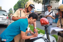 CSGT ra quân xử phạt người không thắt dây an toàn, nhiều tài xế ngỡ ngàng