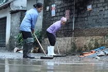 Sự cố vỡ đê Chương Mỹ: Nước đang rút, dân hối hả dọn dẹp