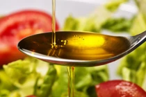 Cần vứt chai dầu ăn đang sử dụng nếu phát hiện 4 dấu hiệu này