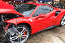 Ai lái chiếc Ferrari 488 GTB của ca sĩ Tuấn Hưng gặp tai nạn?