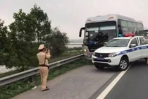 Tài xế “nhồi nhét” hành khách, húc xe CSGT khi bỏ chạy