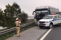 Tài xế “nhồi nhét” hành khách, húc xe CSGT khi bỏ chạy