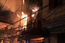 HN: Cháy nhà trên Pháo Đài Láng, nhiều người hoảng sợ