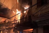 HN: Cháy nhà trên Pháo Đài Láng, nhiều người hoảng sợ