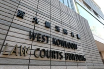 Ra tòa vì sờ ngực nữ giúp việc để kiểm tra bệnh mồ hôi