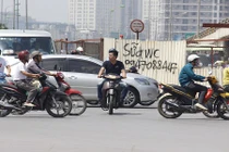 Quen thói vượt đèn đỏ, nhiều người chẳng ngại vượt đèn vàng?