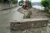Cận cảnh đường đê sông tiền tỷ mới sử dụng đã hư hỏng ở Hà Nội