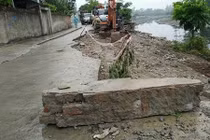 Cận cảnh đường đê sông tiền tỷ mới sử dụng đã hư hỏng ở Hà Nội