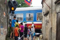 Ảnh: Hiện trường tàu hỏa cán tử vong người phụ nữ ở Hà Nội