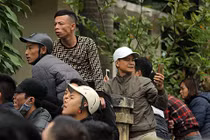 Chui rào, leo tường vào VFF đòi mua vé trận Việt Nam - Malaysia