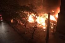 Hà Nội: Lửa cháy ngùn ngụt thiêu trụi 2 cửa hàng