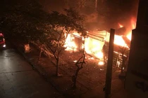 Hà Nội: Lửa cháy ngùn ngụt thiêu trụi 2 cửa hàng