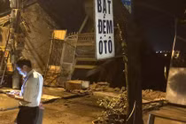 Hòa Bình: Kinh hoàng 7 ngôi nhà bị đổ xuống sông Đà