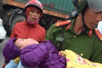 Bé trai 3 tuổi bị bỏ rơi nằm thoi thóp dưới chân cầu