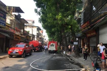 Cháy cửa hàng trên đường La Thành, nhiều người nhảy từ tầng 4 thoát thân