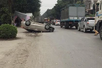 Phóng nhanh vượt ẩu, ô tô gây tai nạn, “chổng vó” giữa đường