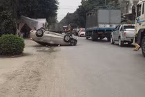 Phóng nhanh vượt ẩu, ô tô gây tai nạn, “chổng vó” giữa đường