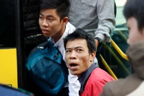 Hành khách bị “bỏ rơi” chen nhau lên xe bus miễn phí về Giáp Bát